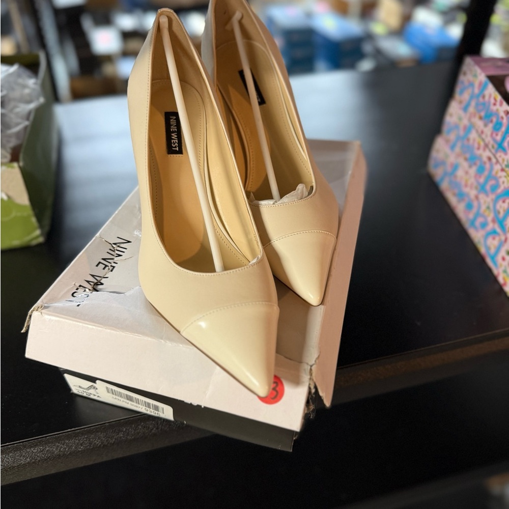 NIB Nine West Hippa Cream Pointy Toe Pumps Womens Heels SIZE 10M
